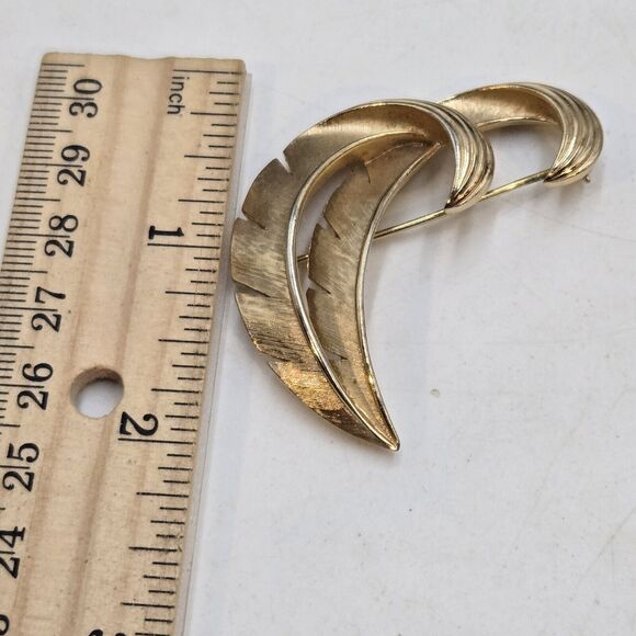 Vintage Signed TRIFARI CROWN Goldtone Textured Leaf Feather Shape Pin Brooch - Picture 5 of 5